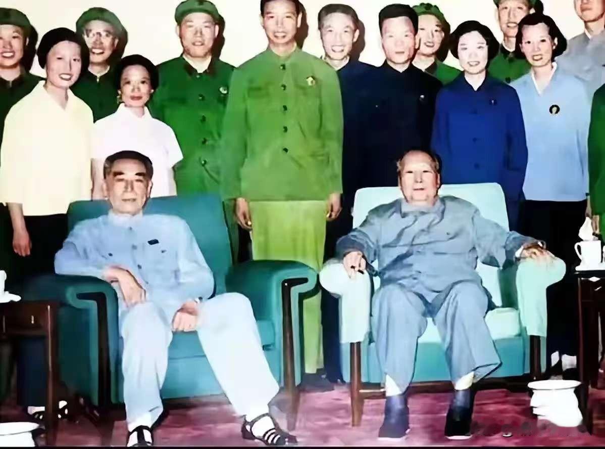 这是两位伟人生前最后一次合照！老照片

毛主席的双腿肿得厉害，站立都困难。

看