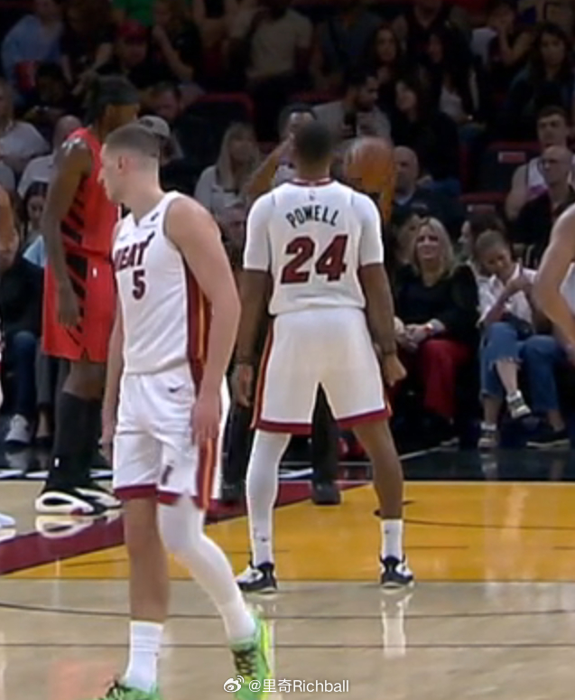 鲍科比这罗圈腿太离谱了[允悲][允悲][允悲]热火vs开拓者 ​​​