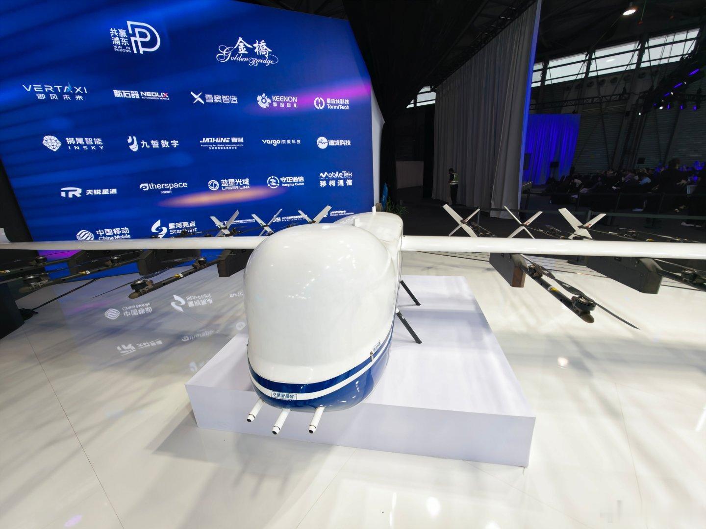 御风未来把全球首款取证中型复合翼无人机真机，在 2026上海MWC 展出这款无人