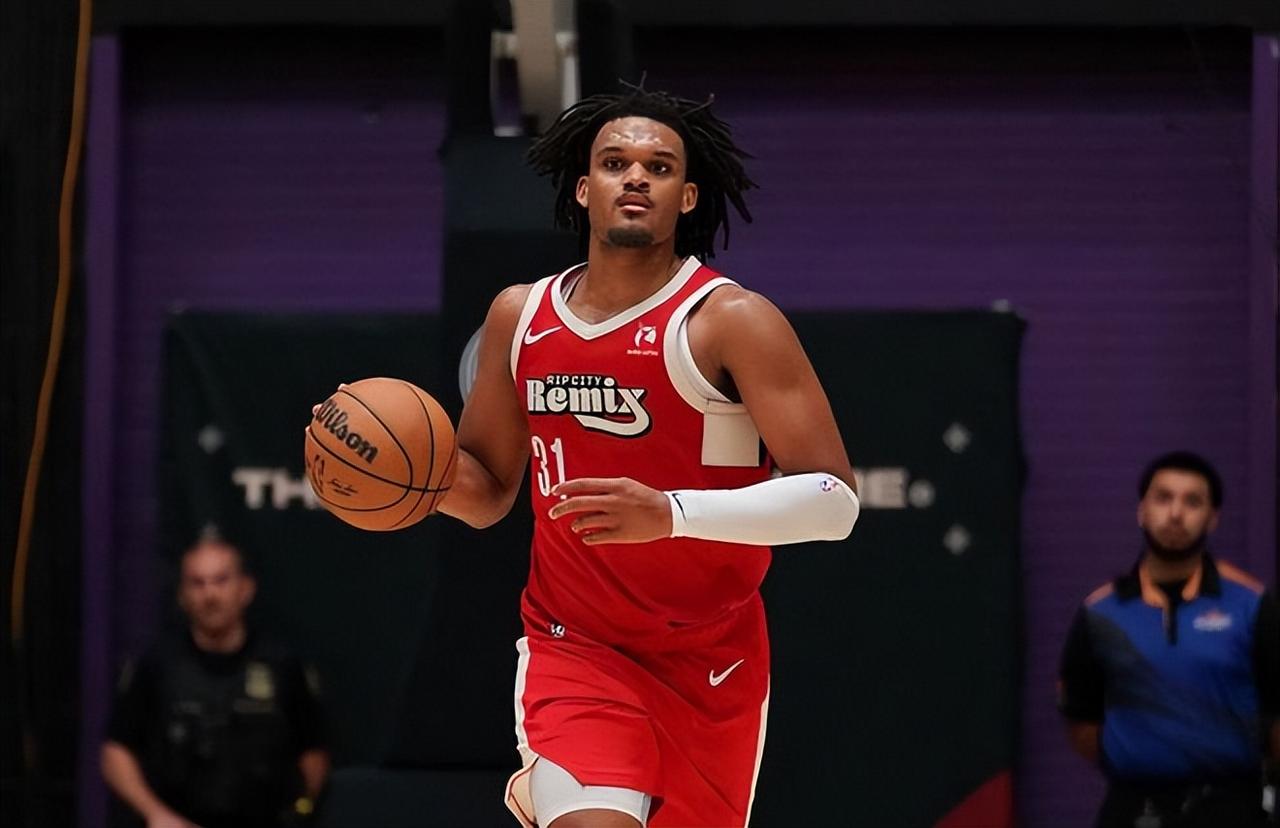 尼克斯用双向合同签下杨瀚森在开拓者二队撕裂城混音的队友狄龙-琼斯。

琼斯出生于