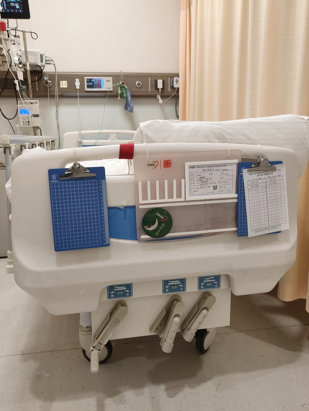 婆婆昨天出家门，刚过了一条马路，还是走在人行道上的，就被小区里冲出来的一辆电瓶车