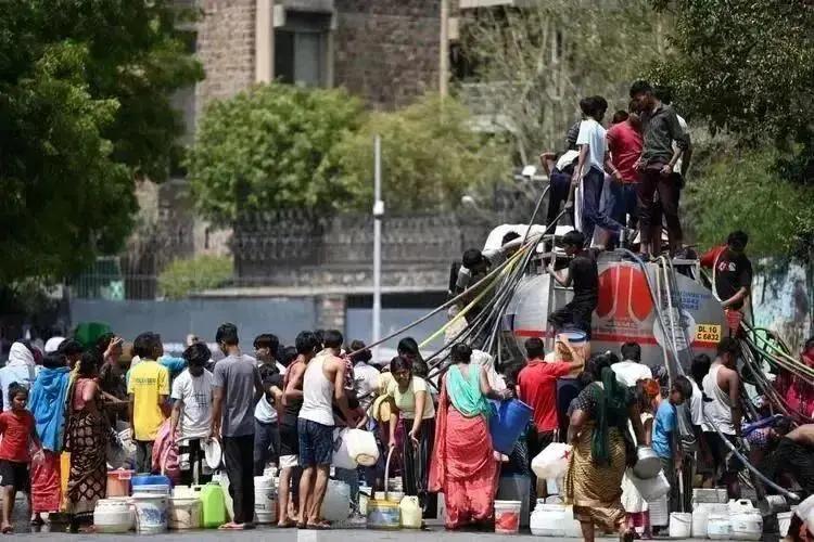 2026年6月底的印尼苏拉威西港口，毒辣的太阳烤得地面发烫。一群中国工程师围着一
