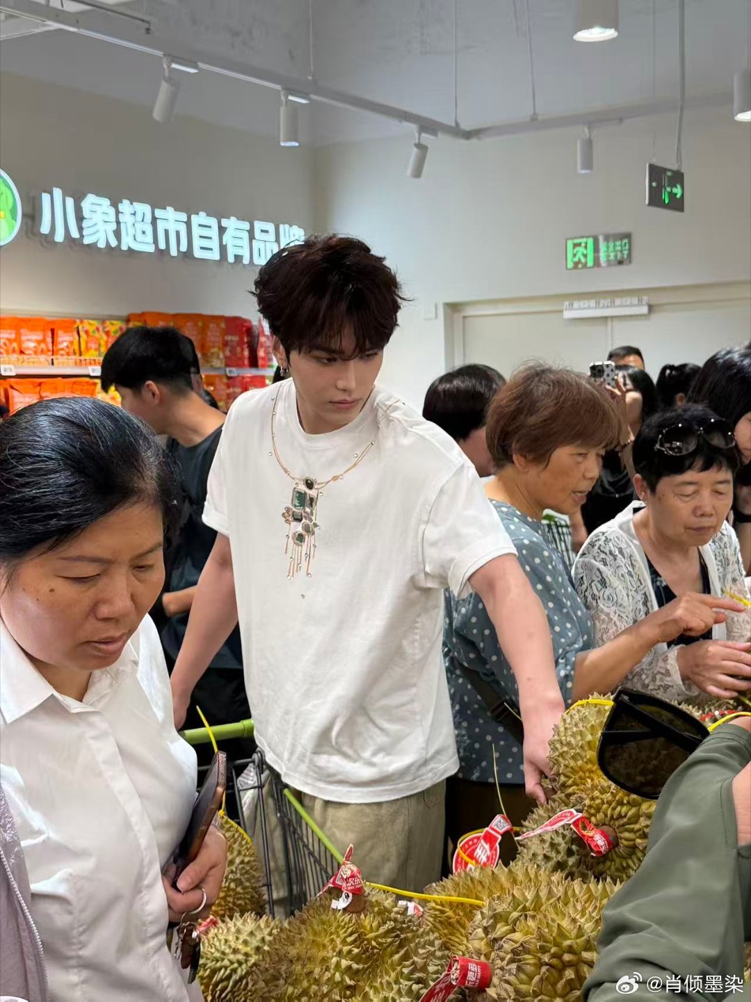 男明星在小象超市抢购榴莲小象超市杭州小象超市杭州首店今日刚开业，邵子恒就专程赶来