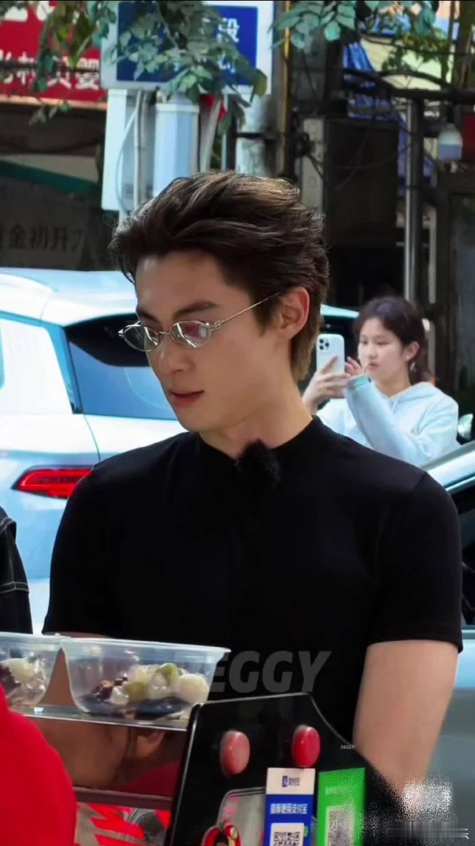 王鹤棣黑色紧身衣身材王鹤棣背头黑背心迷彩裤look王鹤棣黑色紧身衣身材，王鹤棣今