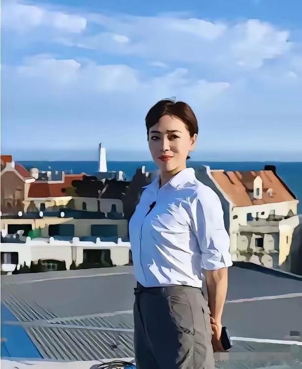 生活中的劳春燕原来这么美哒哒，我们看新闻中的她是不拘言笑，生活休闲中的她端庄优雅