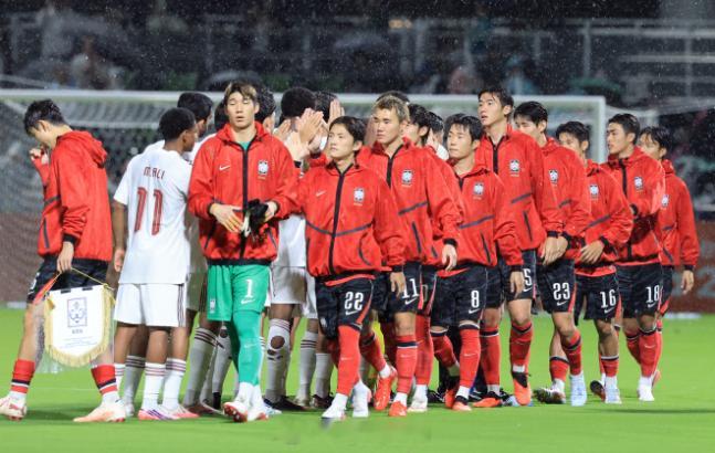 【亚运会男足巴士开到了棒球场】亚运会 9月15日，据韩国媒体报道，15日晚亚运会