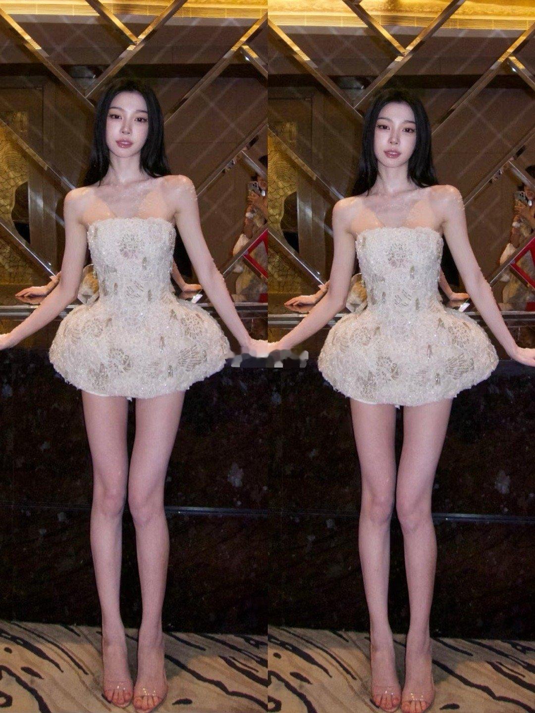 易梦玲这双腿是真实存在的吗 像芭比娃娃一样 