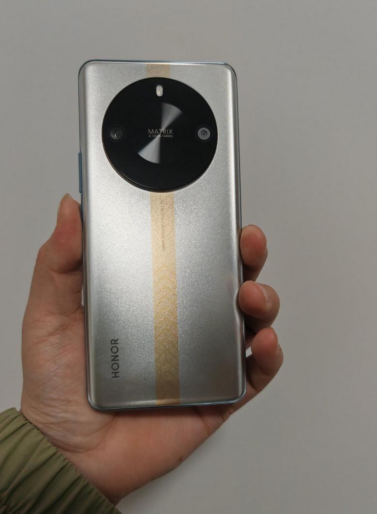 荣耀X50 GT就长这样了？没想到啊，GT了还是曲屏？
新机搭载的是骁龙8+，1