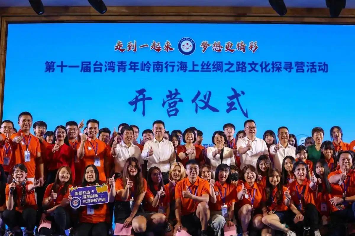 两岸同胞同文同种、血脉相连，一旦兵戎相见，受伤的永远是普通百姓。和平协商，是代价