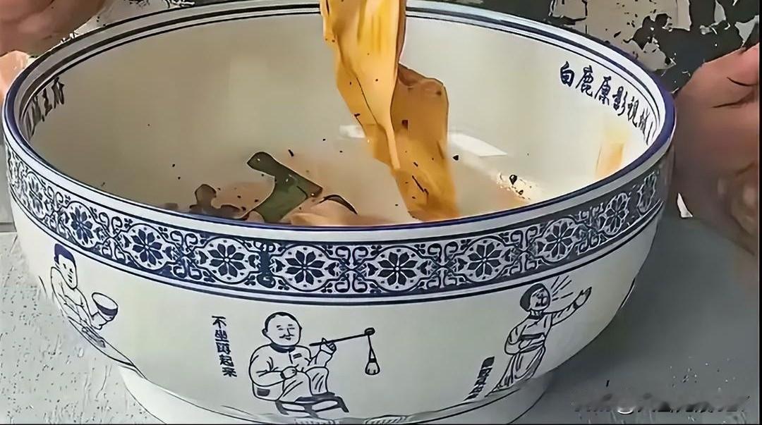 夏日生活打卡季大碗油泼面，不热，适合夏季吃！