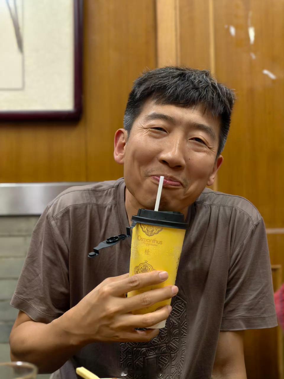 很多朋友经常会问我，凭啥你能认识那么多女老师和漂亮小姐姐，还天天吹自己女粉丝超多