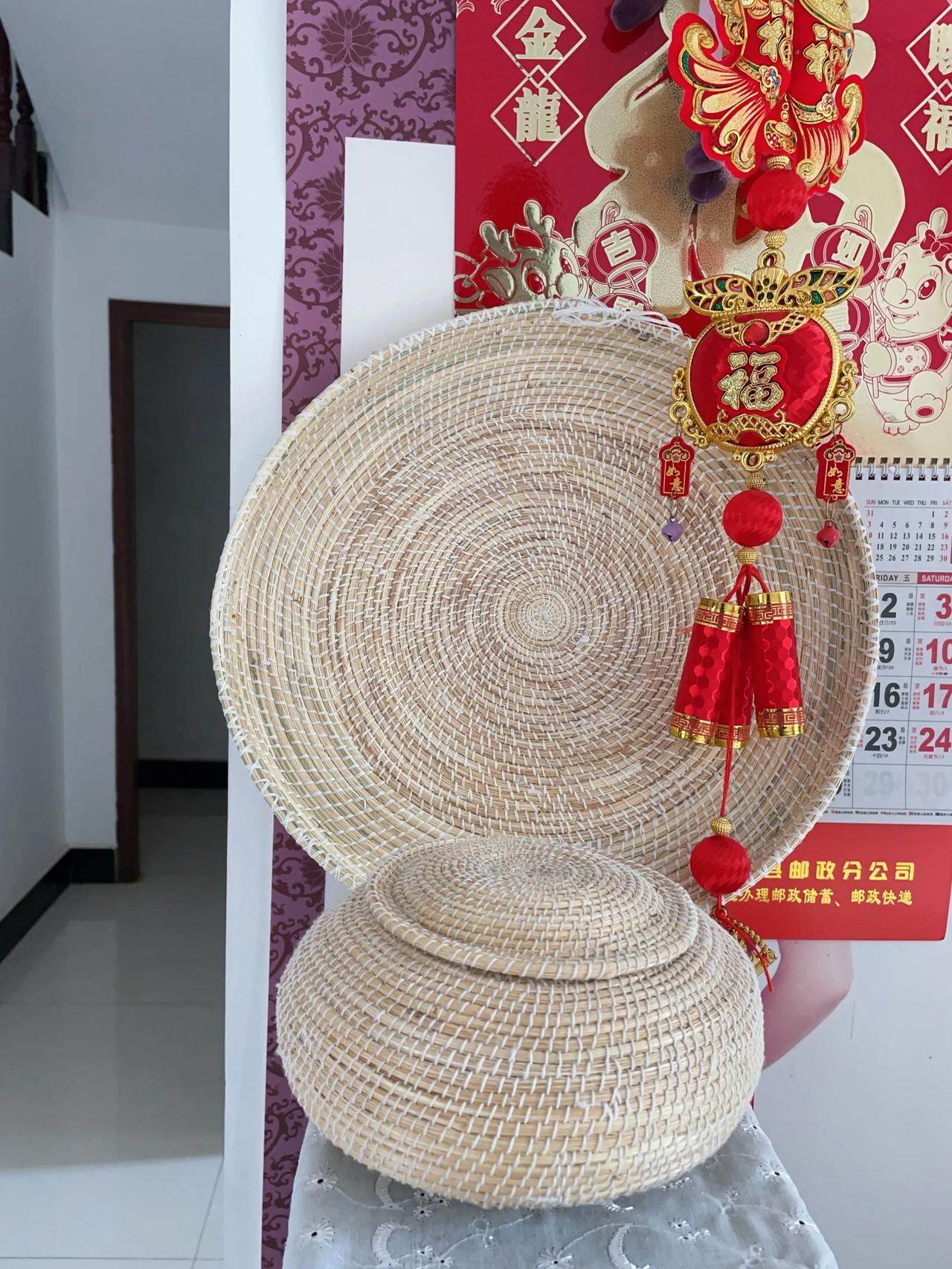 
今早妈妈打电话给我，告诉我去她家拿簸箕，看着妈妈用手一针一线，纯手工精心编织出