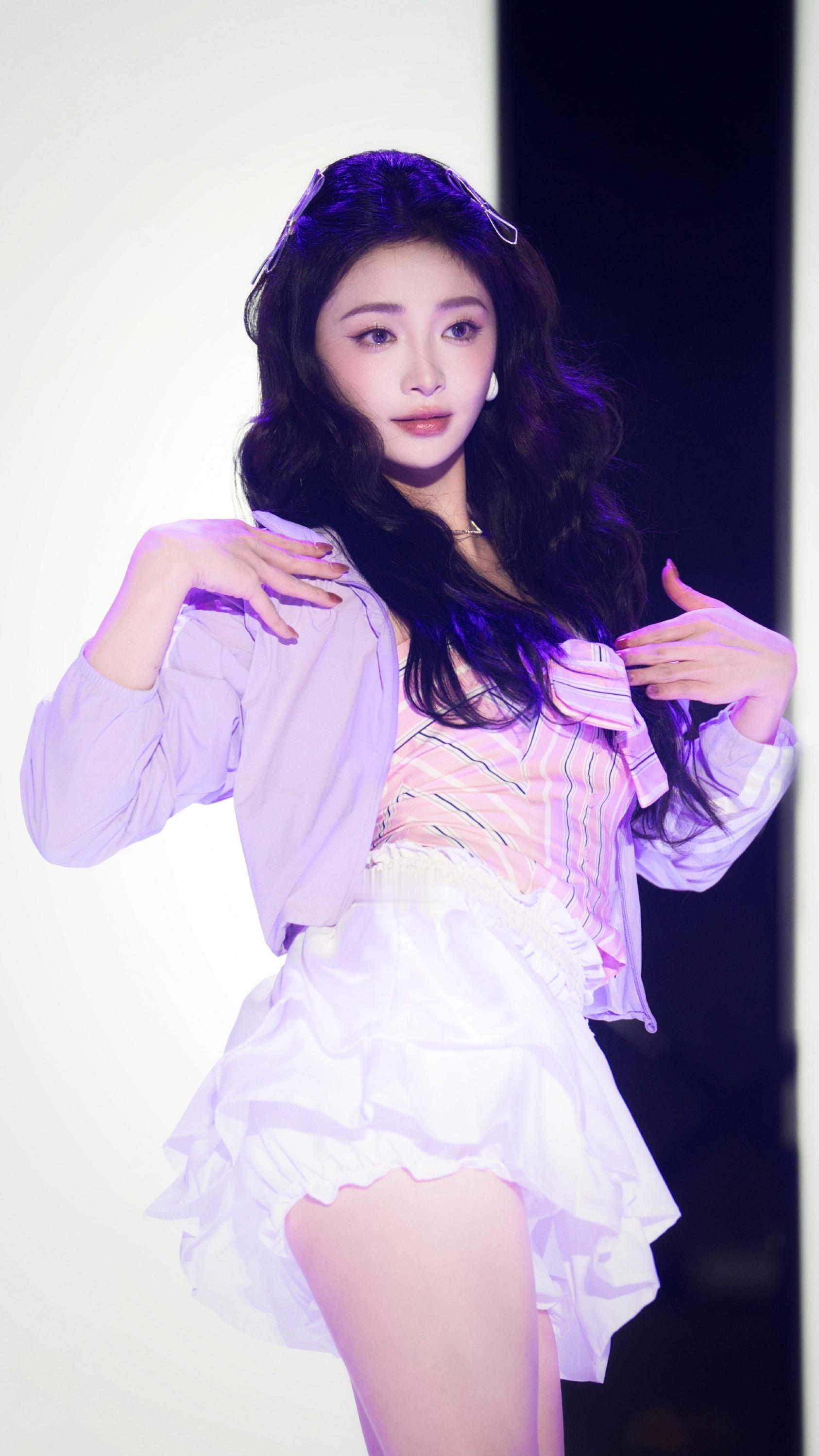 周洁琼，温柔穿搭色彩，“头号站姐”上线。周洁琼