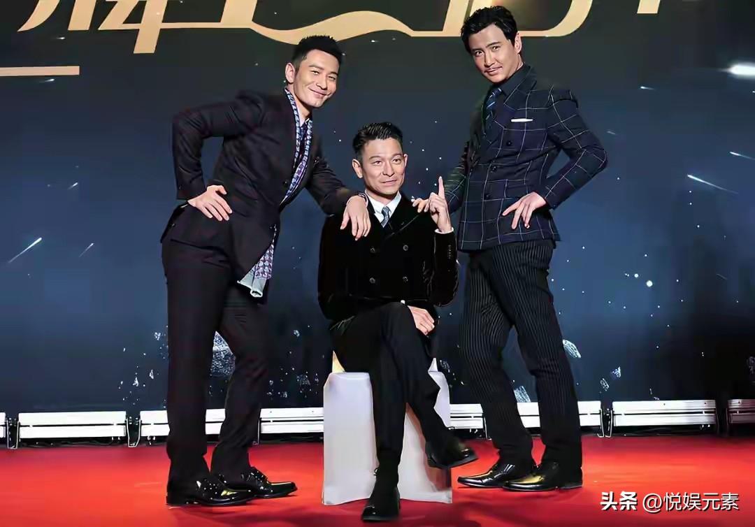 三个顶流明星合影，
唯一让我意外的是，
原来腾哥也是很帅气的。