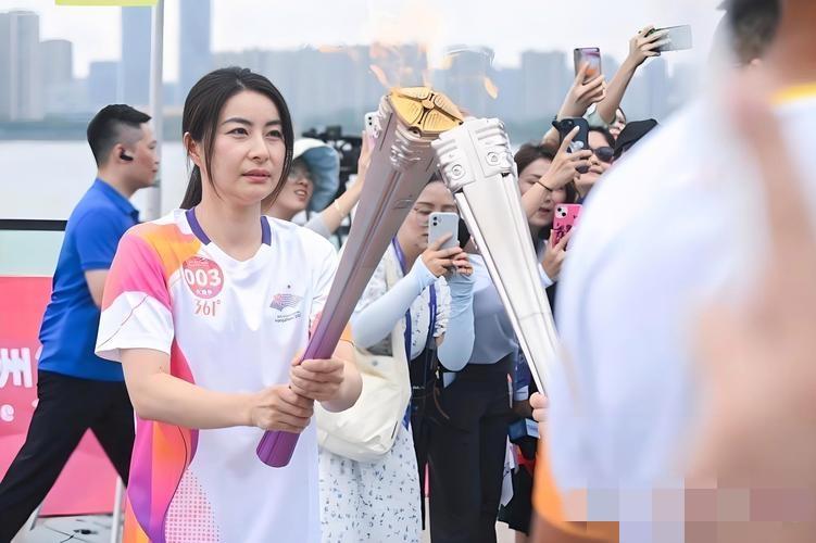 第十五届全运会开幕式上，郭晶晶以第三棒火炬手身份踏水传火，身姿飒爽惊艳全场。这位