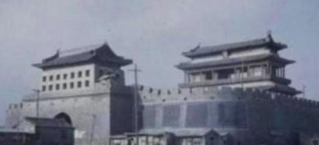 1953年，吴晗执意要拆除北京古建筑，梁思成苦苦劝阻无果，情急之下竟瘫坐在地嚎啕