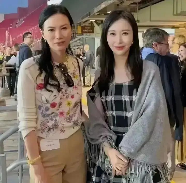 邓文迪离两次婚赚百亿，田朴珺没离也赚十亿
 
同样是嫁进豪门，一个靠离婚变现，一