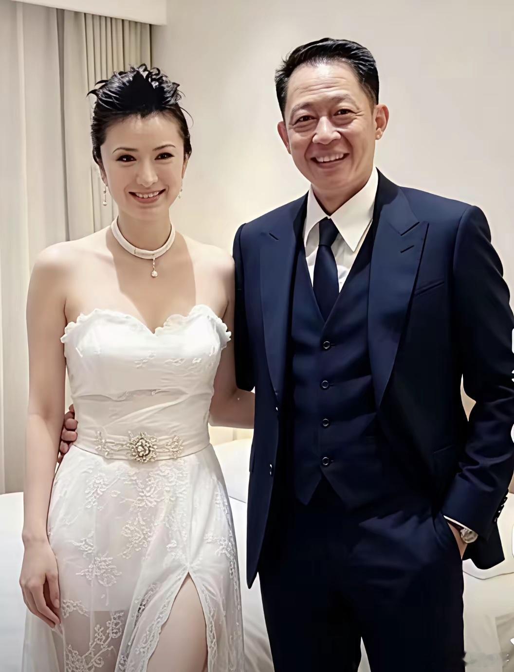 不婚主义者的王志文也躲不过，2008年，42岁的王志文官宣结婚，结婚的对象是女富