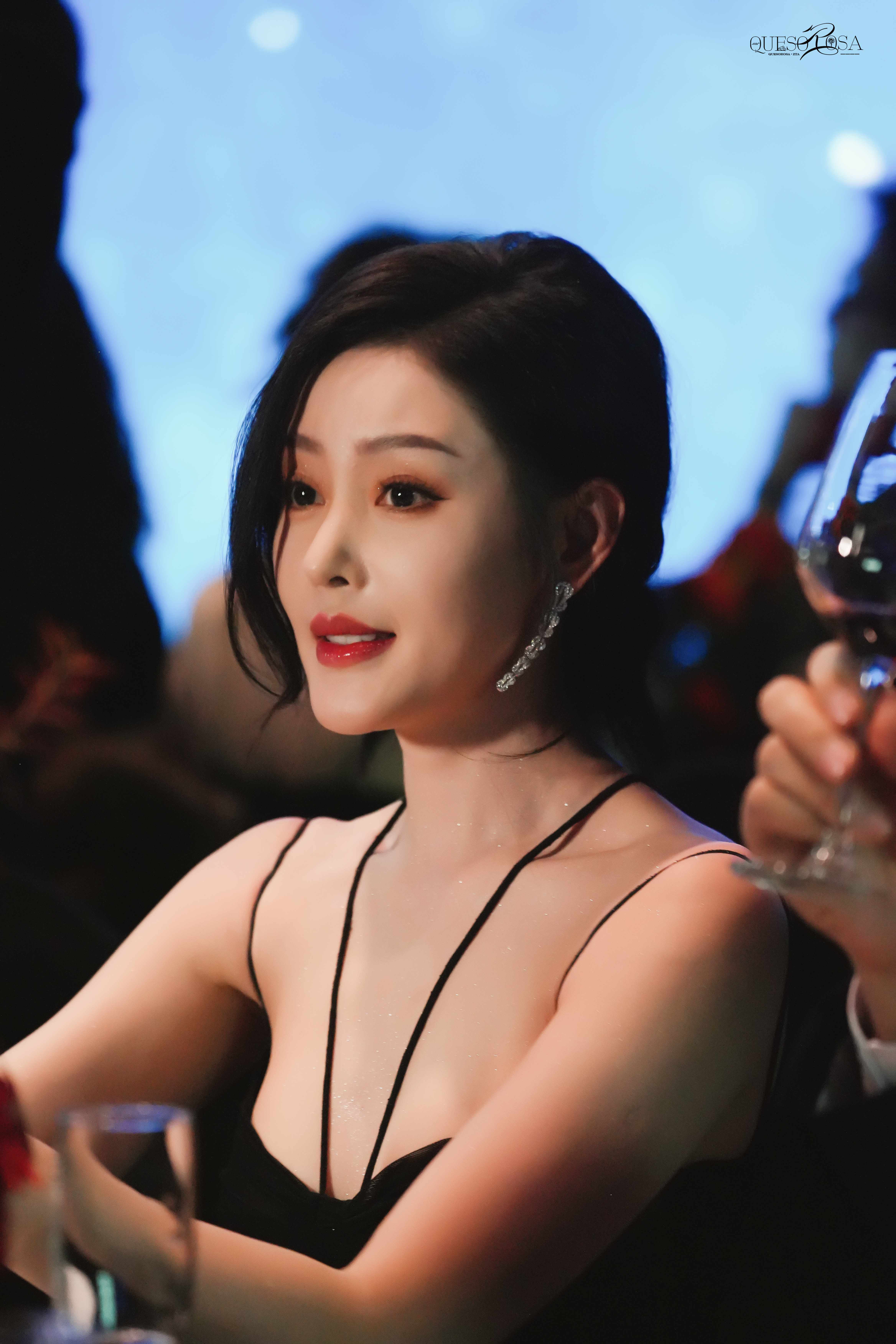 张天爱 细细的吊带轻轻绕在肩上，就像是小精灵的丝带，既优雅又带着点小性感。 ​​