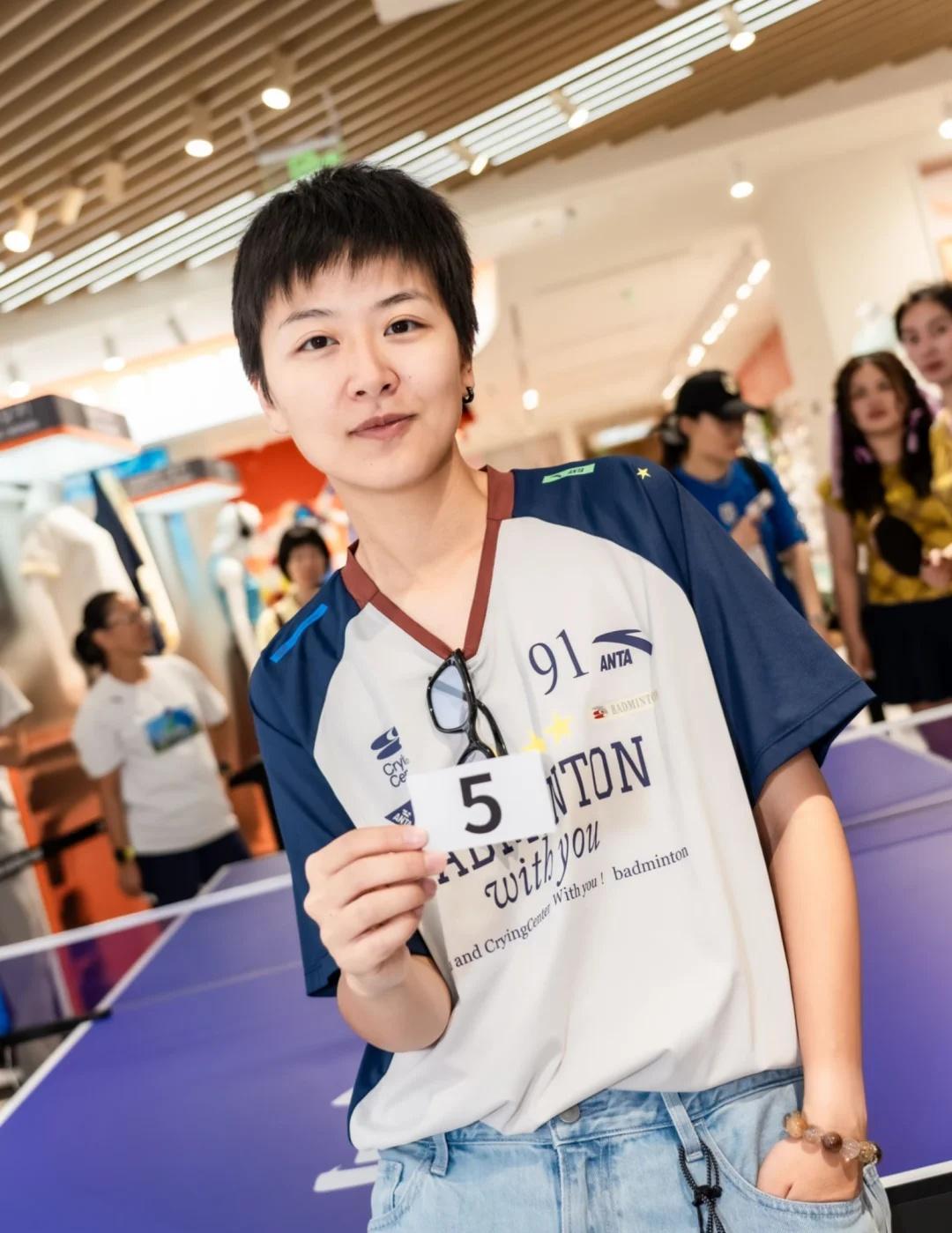 谁去有樊振东的场子打乒乓球🏓
赶上迷你乒乓局
穿上安踏和东东粉丝打球🟰和东东