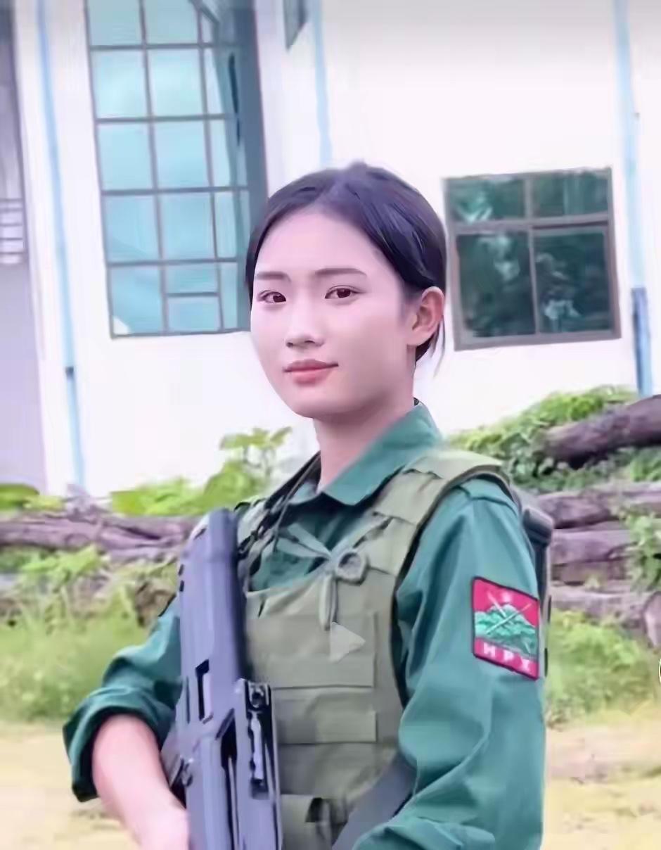 中国游客在佤邦街头拿手机拍风景，一个背枪的女兵突然用中文打招呼，开口就是“老家来