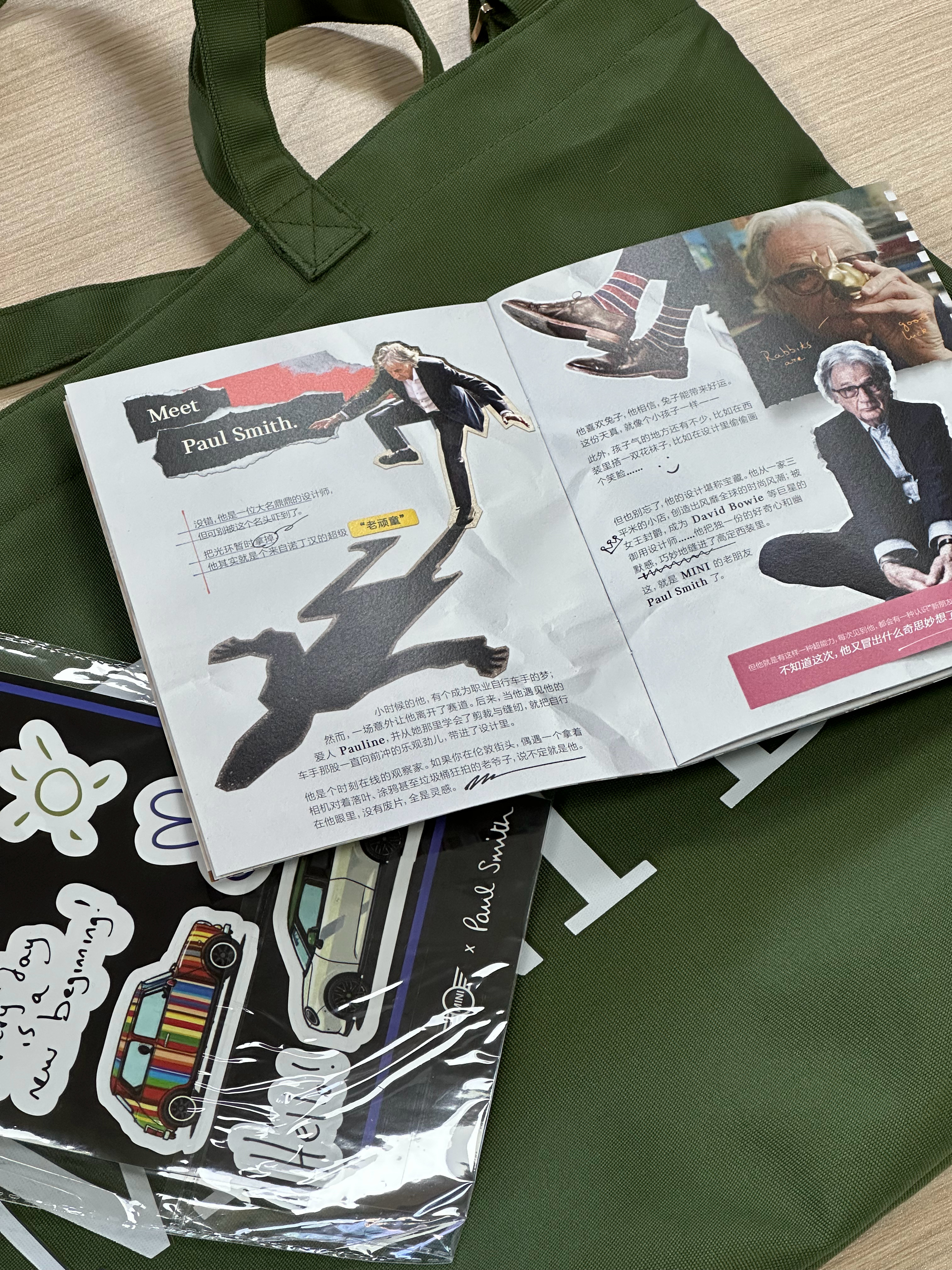 Mini送的“不太Mini的包”还有一张贴纸和一本很精美的小册子既有质感，又很时