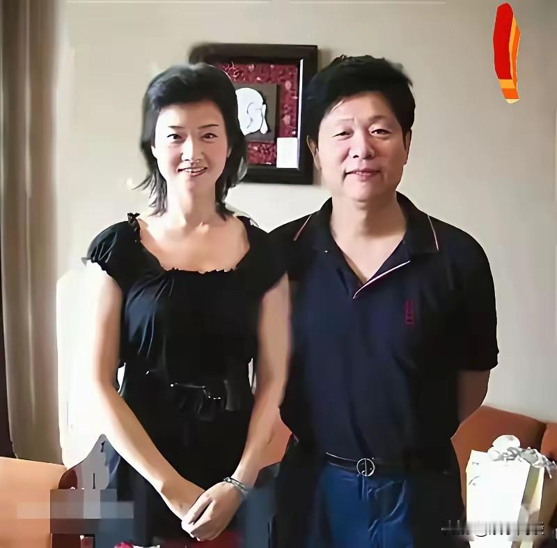 这是宋祖英和丈夫罗浩的合照。
罗浩一直很低调，很少出现在公众视野，多年来默默守护