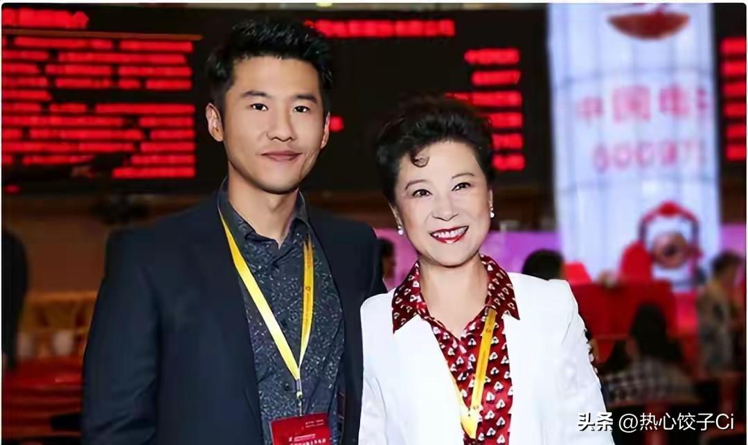 38届大众电影百花奖icon颁奖典礼举行，演员王骁icon凭《南京照相馆》获得最