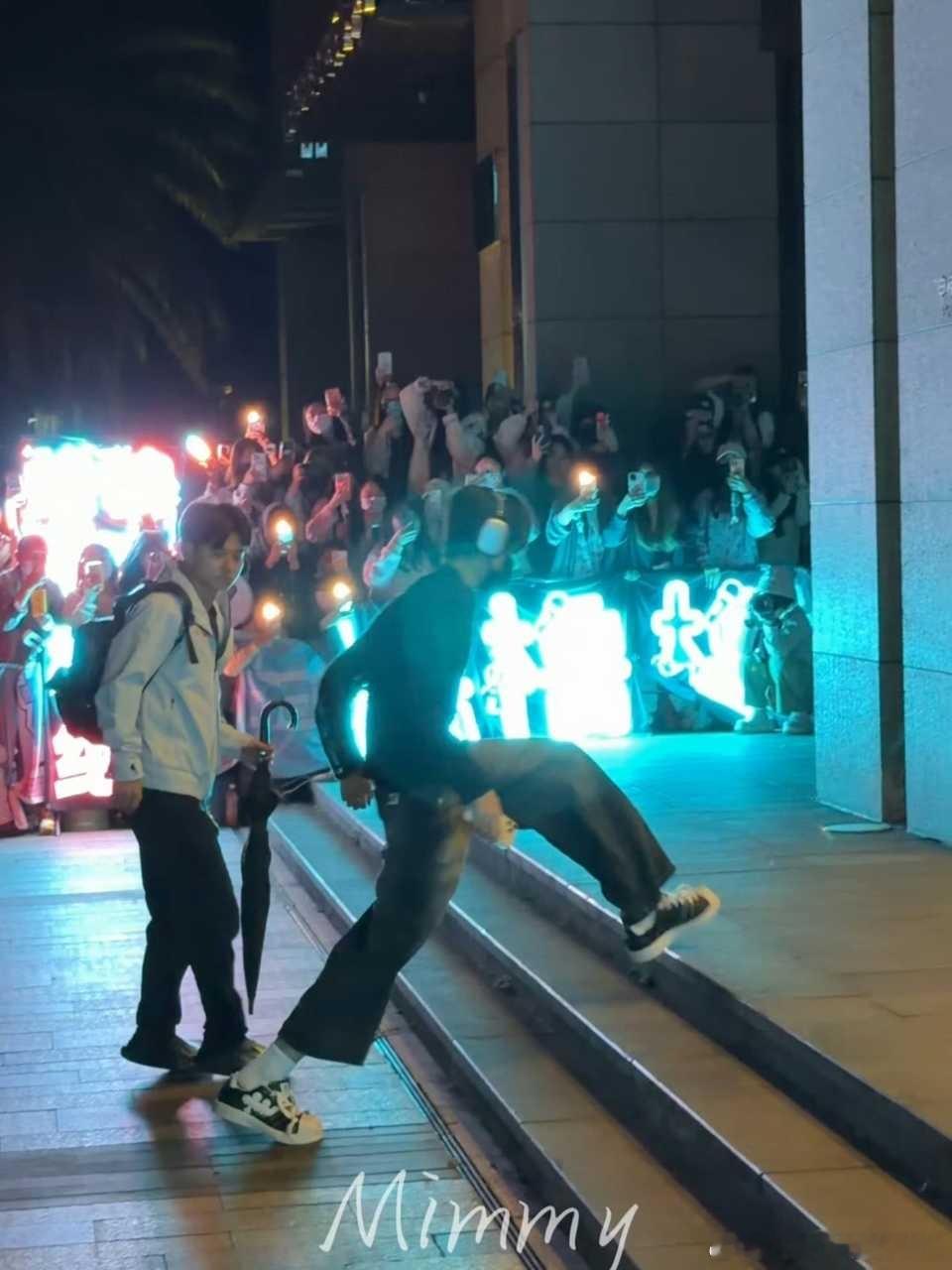 tg 酒店门口全都是橹的灯牌 