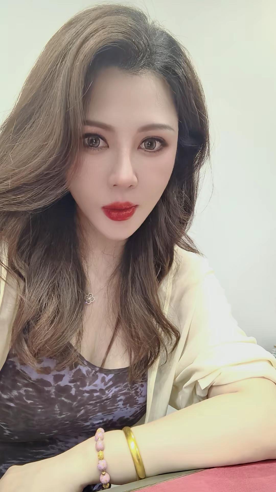 这💅颜色很土吗？土到极致就是潮