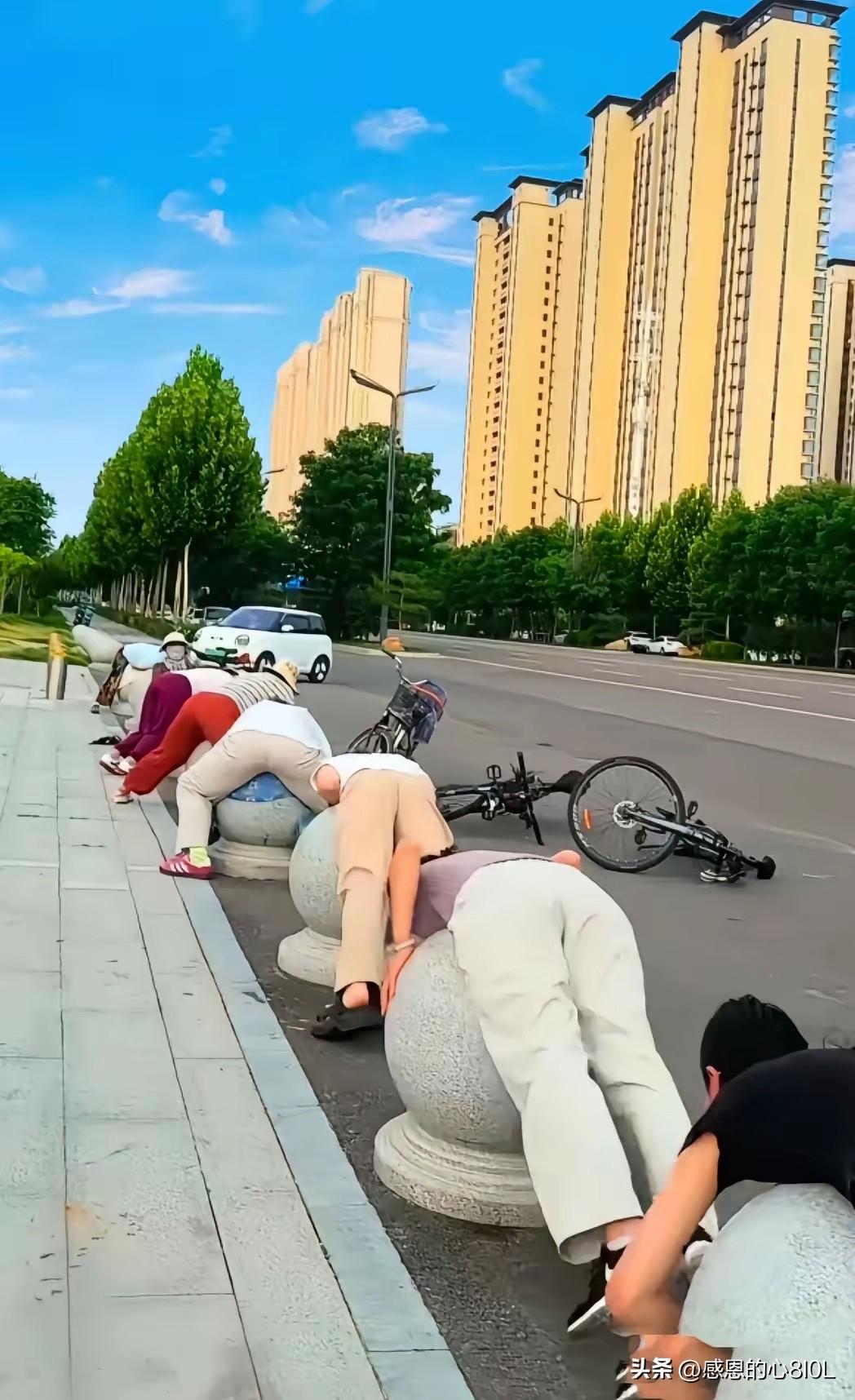你们说，这几人爬在晒过的石礅上，她们不热吗？
现在是中伏，大暑的时节里，在太阳下