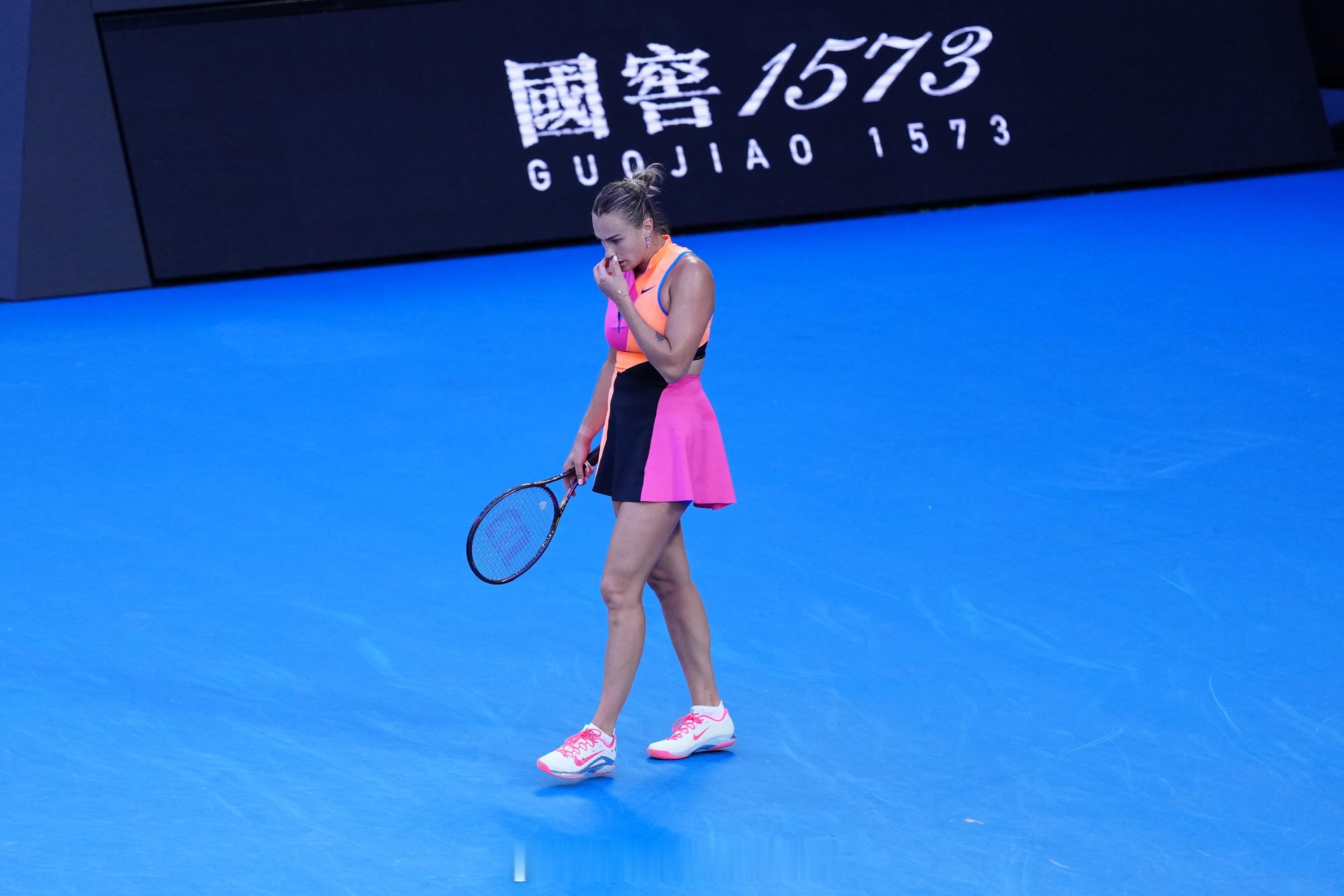 首战告捷！🫡萨巴伦卡赢澳网开门红澳网2026 女单首轮，世界第一萨巴伦卡6-4