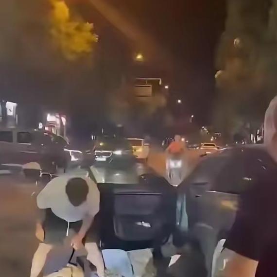 “我老婆你也敢睡？”杭州男子当街暴打情夫，妻子全程目睹，没招了～
 
谁看了这场