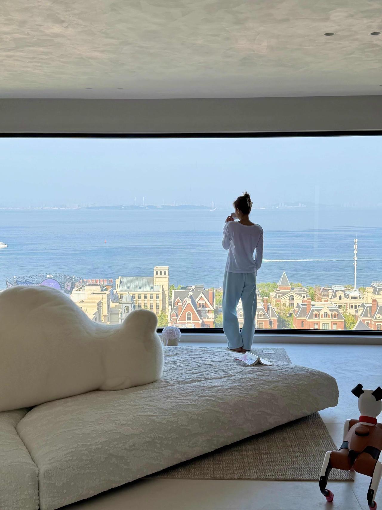 这不是国外，这是我大连的家！三年前买的266平海景房，四室两厅，大平层，全屋最震
