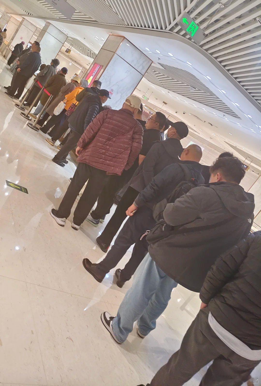 北京市民排队8小时买黄金黄金投资并没有想象中稳妥，金价会随国际局势、海外政策随时