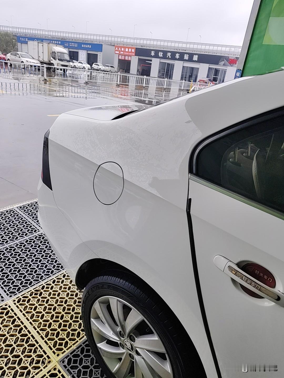 自己动手，洗的比洗车店还干净，也不贵，大环境不好，自己动手，