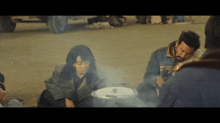 张哲华新剧演我年前上班张哲华把邵云飞年前上班的状态演活了，在工位上哈欠连天，眼睛