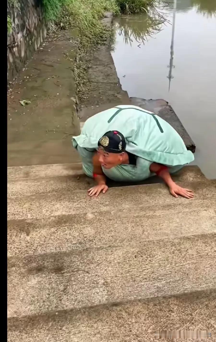 笑一笑，十年少。有一说一，这哥们模仿得还是很像、很逼真的。[呲牙][呲牙][呲牙