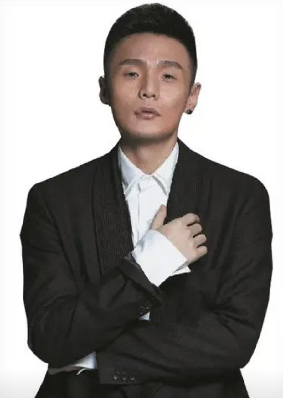 我怀疑我短剧中毒了，看谁都像短剧里的人。
最近参加一个活动，小组有个男士五官长得