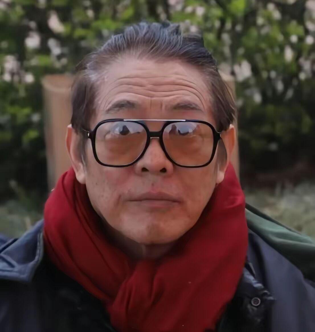这是李连杰的近照，61岁已经老成这样了！主要是前些年生了一场大病，医治了很多年，