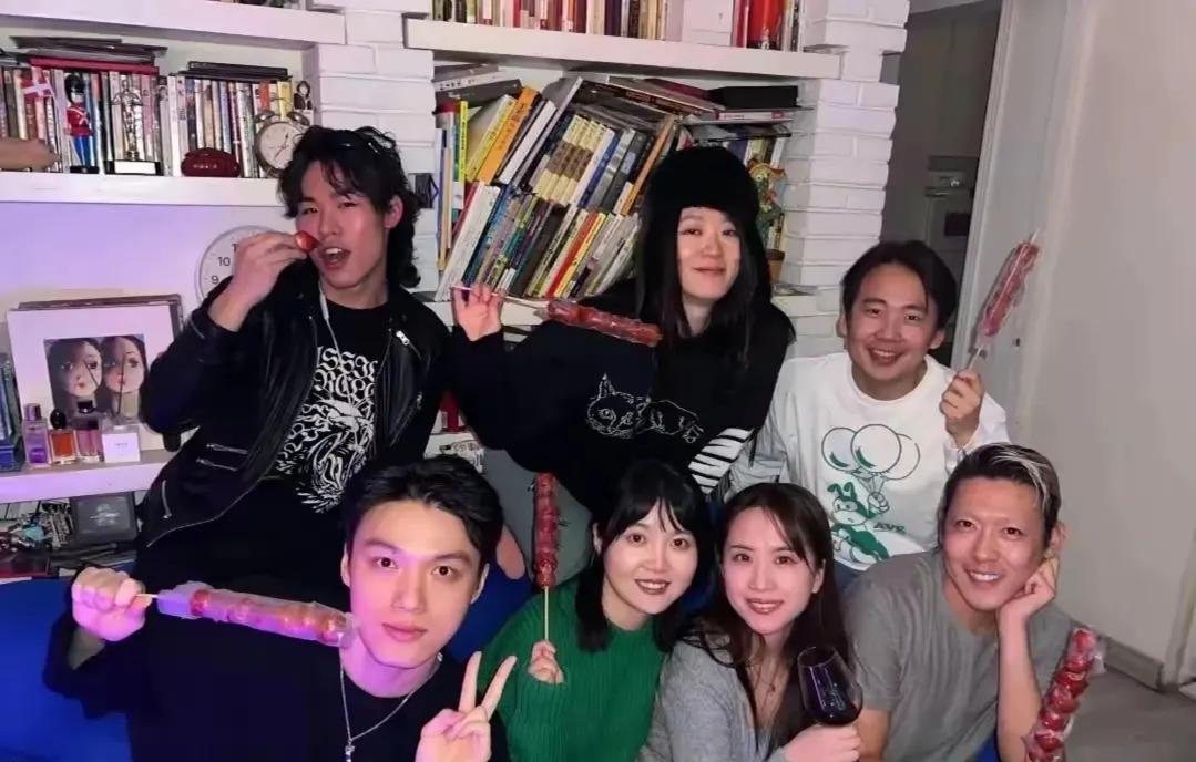 29岁的郭麒麟在北京与好友相聚，现场氛围融洽。他言谈举止尽显高情商，妙语连珠调节