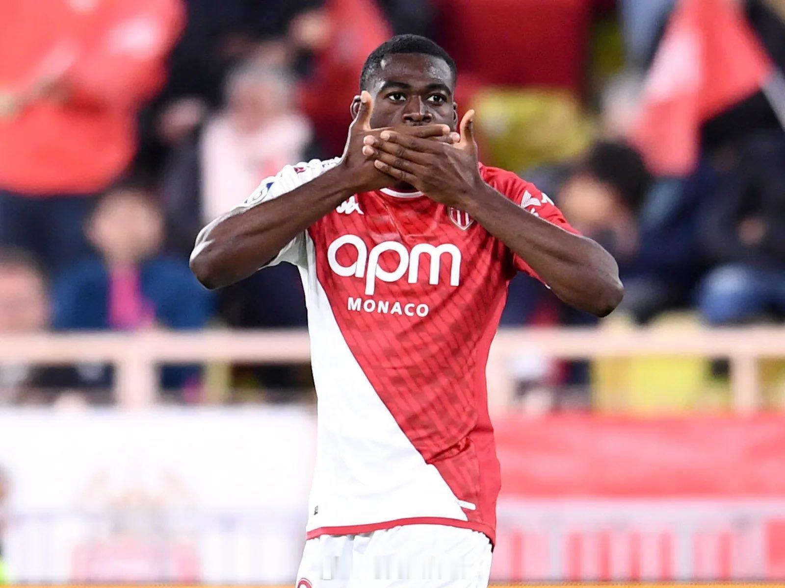 马竞向福法纳提出了合同，米兰曼联都考虑球员，米兰和球员达成一致，但报价没达到摩纳