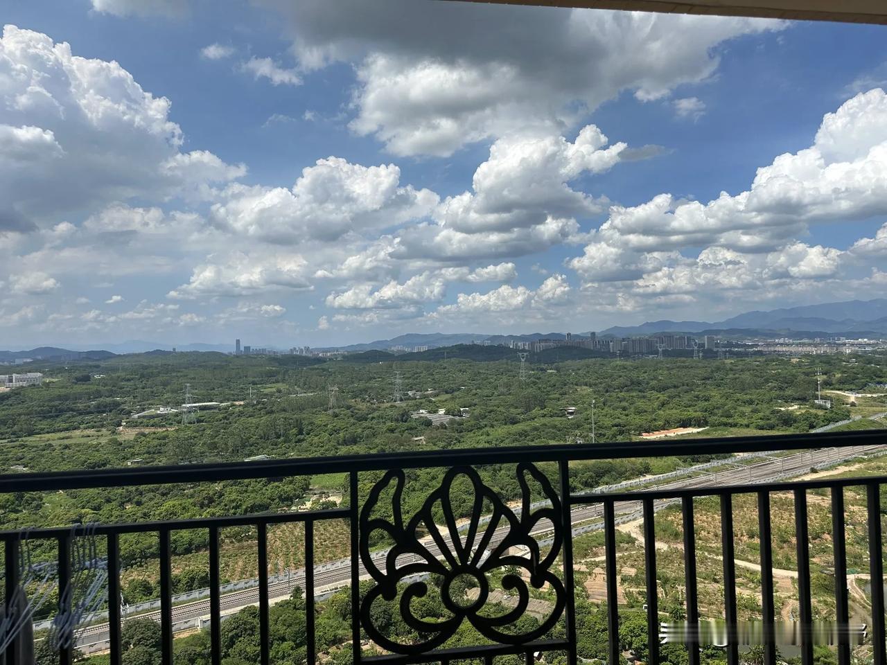 最美山景房PK。我是一个阳台控，主要因为我还有个小秘密。

买了城市远郊区这套房
