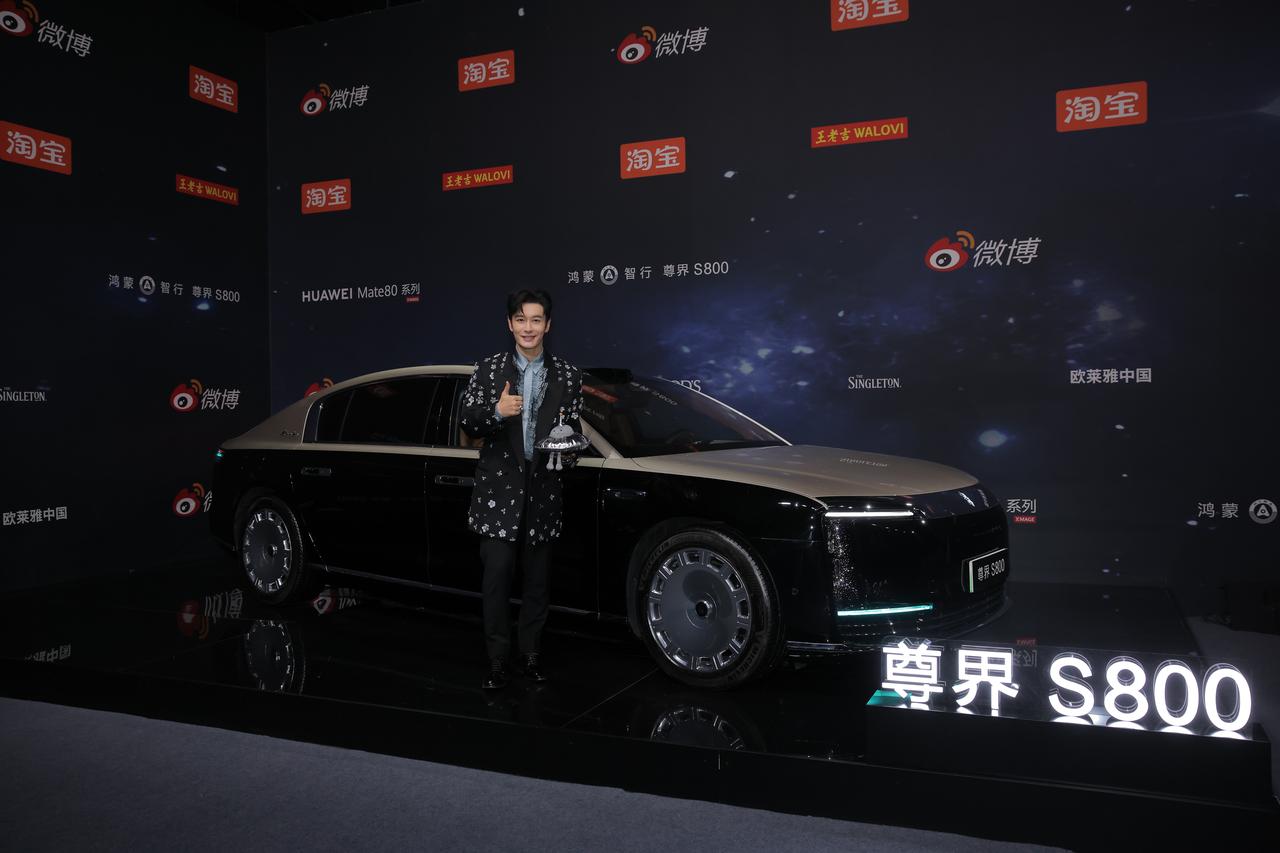 当红毯的聚光灯亮起，尊界S800也迎来了它的高光时刻。作为微博之夜的官方用车，它