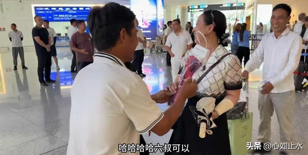 机场接机，鲜花递出却冷淡回应，两人究竟什么关系？

6月16日那天，越南来的六叔
