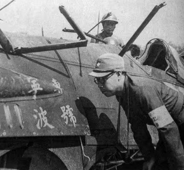 1937 年 8 月至 9 月，日本士兵检查被击落的中国霍克III型 战斗机(宁