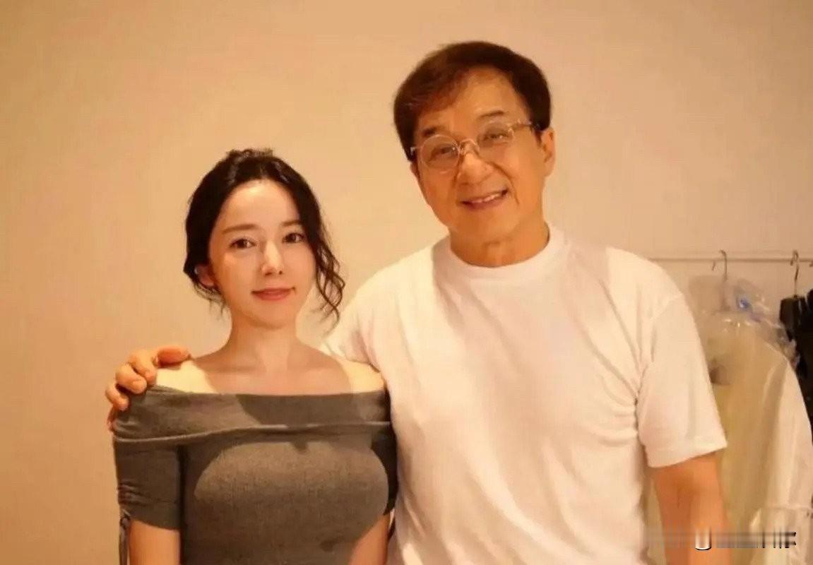 成龙总说自己半个这半个那，都是跑遍各地拍戏随口唠嗑，从来不带索取。片子卖不卖座全