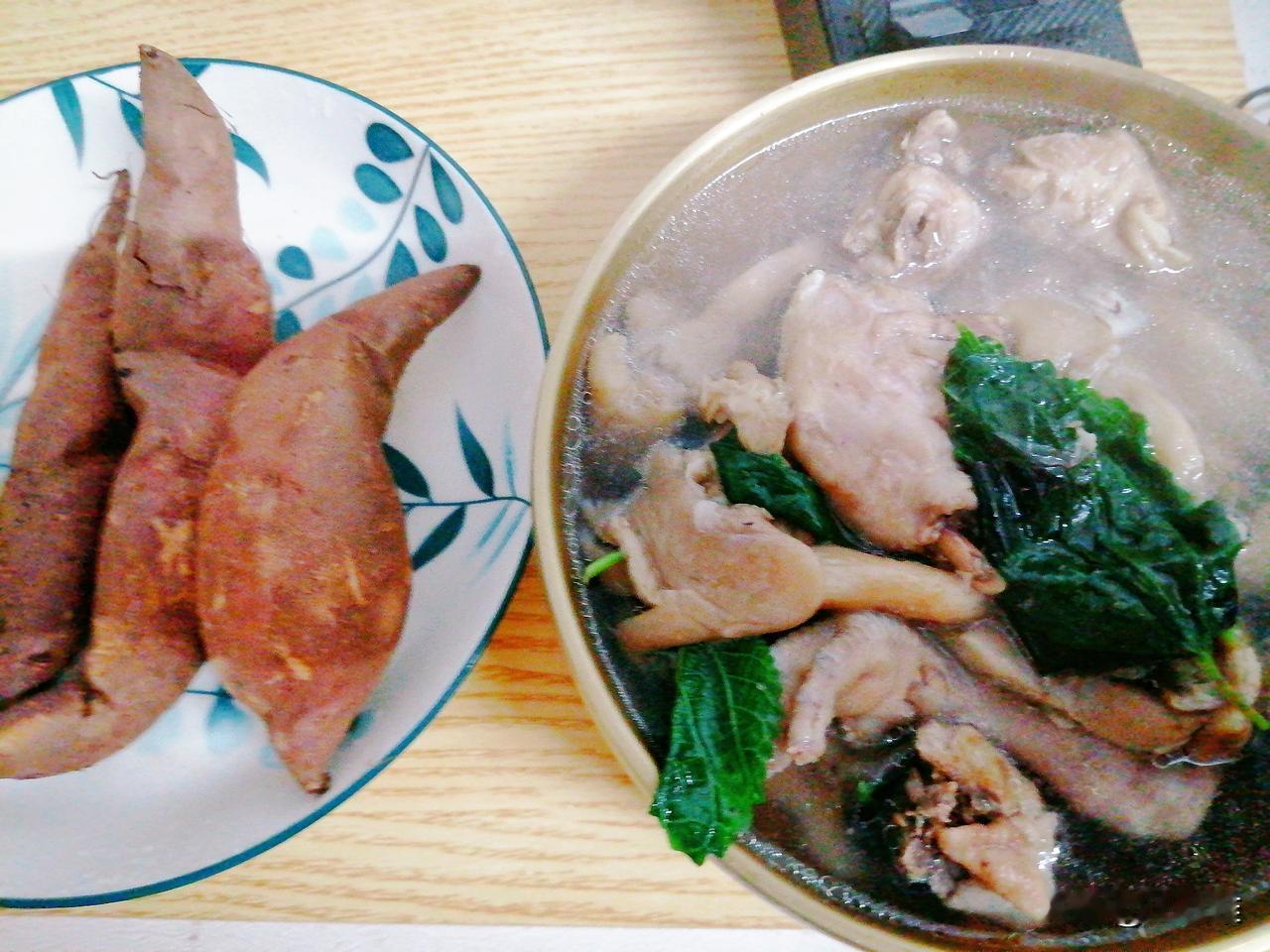 早中餐:烤红薯，平菇鸡肉汤。

菜叶是我从外面花盆里摘的紫贝菜和紫苏叶。

我好