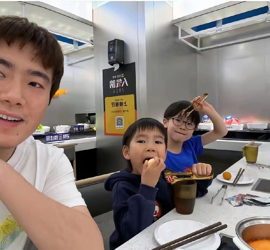 梁靖崑家这基因也太“霸道”了！父子三人共用一张脸？

梁靖崑晒出和两个儿子的聚餐