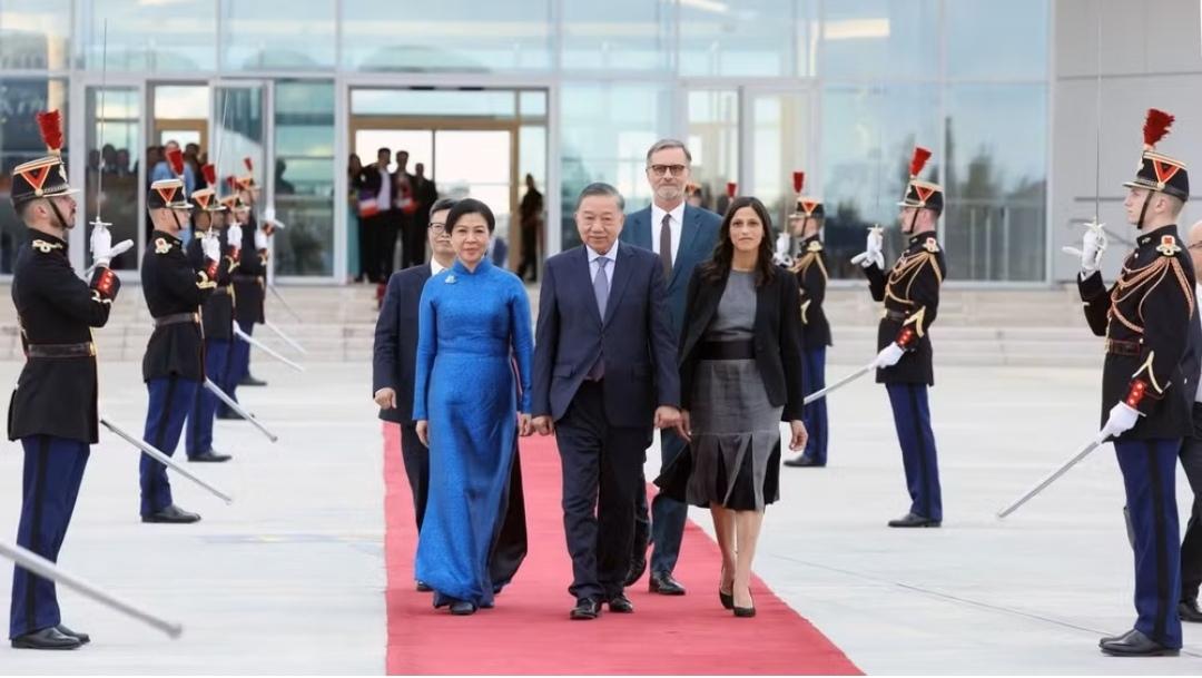 不简单！苏林圆满结束对法国的正式访问～～

在法期间，法国总统马克龙向苏林授予了